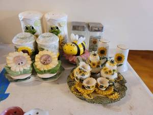 lot 2615 image: Lot of Salt & Pepper Shakers
