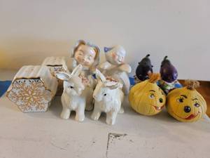 lot 2619 image: Lot of Salt & Pepper Shakers