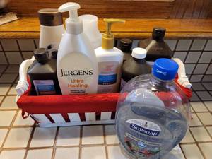 lot 2624 image: Lot of Bathroom Essentials