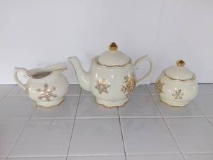 lot 3506 image: Cracker Barrel Season of Glory Teapot Creamer and Sugar
