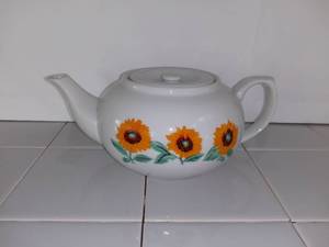 lot 3509 image: Porcelain Sunflower Teapot