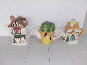 lot 3513 image: 3 Decorative Porcelain Teapots