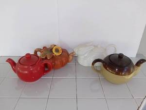 lot 3514 image: Lot of 4 Decorative Teapots