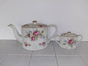 lot 3515 image: Lefton Hand Painted Teapot and Sugar Bowl