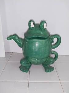 lot 3516 image: Ganz 3-Piece Frog Teapot