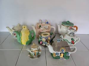 lot 3520 image: Lot of 8 Miniture Teapots