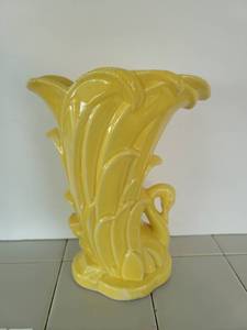 lot 3522 image: Vintage Yellow Swan Mccoy Planter