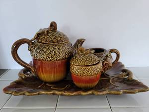 lot 3533 image: Decorative Acrorn 4 Piece Table Tea Set ( Coffee Pot, Creamer and Sugar on Leaf Tray)