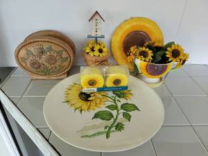 lot 3534 image: 5 Piece Sunflower Kitchen Decor (Napkin Holder, Plate, S&P Shakers and 2 Decorative Pots)