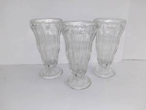 lot 3541 image: Set of 3 Sundae Glasses