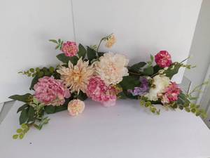 lot 3549 image: Beautiful Flower Swag