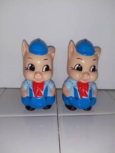 lot 3700 image: Porky Pig Ceramic Salt and Pepper Shakers