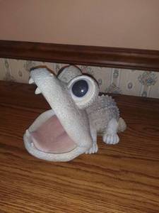 lot 4507 image: Resin Baby Crocodile Statue