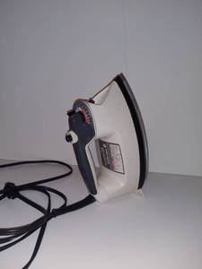 lot 4517 image: Black and Decker Automatic Shut-Off Iron