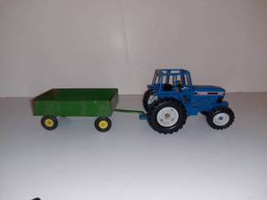 lot 4528 image: Diecast Ertl Ford Tractor and Trailer