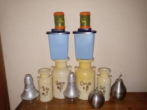 lot 2629 image: Lot of Collectible Salt and Pepper Shakers