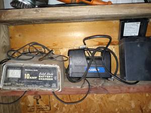 lot 1611 image: Lot Of 3 Battery Charger,Air Pump And More