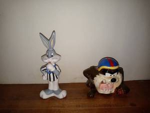 lot 2631 image: Lot Of 2 Looney Tunes Salt And Pepper Shakers Bugs And Taz