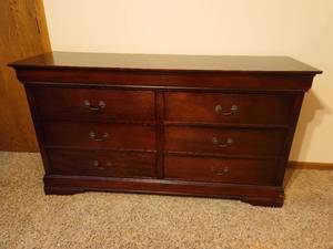 lot 516 image: Ashley Furniture 6 Drawer Magogany Stained