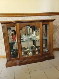 lot 50 image: Small Lighted Display Cabinet