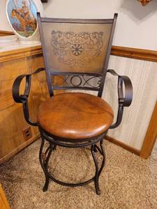 lot 52 image: Classy Leather Bar stool - Swivel