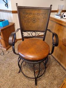 lot 53 image: Classy Leather Barstool - Swivel