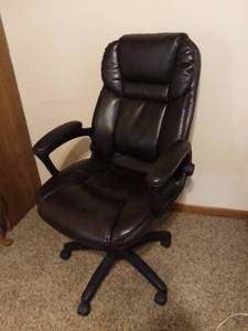 lot 59 image: Global Furniture Rolling Swivel Office Chair. Dark Brown