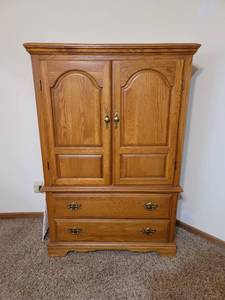 lot 60 image: Oak Armoire