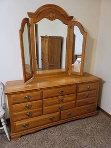 lot 61 image: Oak Dresser with Tri-Fold Mirror