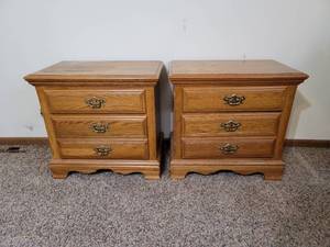 lot 62 image: Set of 2 Oak Nightstands