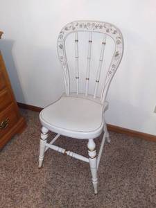 lot 650 image: Ethan Allen Stenciled Chair