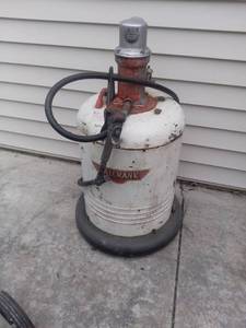 lot 1004 image: Vintage Balcrank Jet Power Lube Pump