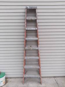 lot 1501 image: Louisville 8 Foot Fiberglass Ladder