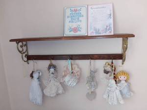 lot 5019 image: Lot of Decorative Angels and Wall Plaques. Shelf Not Included