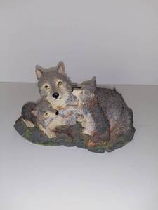 lot 5021 image: Russ Gray Wolf With Pups Figure