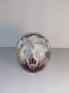 lot 5026 image: Hand Blown Glass Flower Paperweight