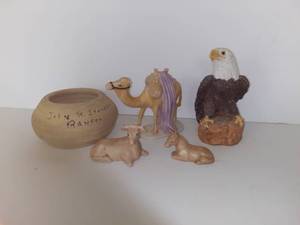 lot 5028 image: Lot of 5 Knick-knacks. Eagle Camel Pottery