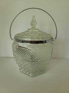 lot 5106 image: Anchor Hocking Wexford Ice Chest with Tongs