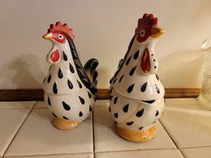 lot 5126 image: Salt and Pepper and Cream and Sugar Dish Roosters - Repaired See Photos
