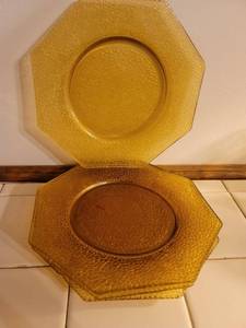 lot 5131 image: Lot of 4 Crackled Amber Depression Glass Plates