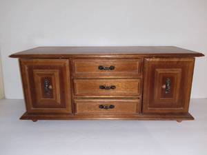 lot 6508 image: Small Wood Musical Jewelry Box