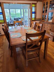 lot 20 image: Solid Oak Dinning Room Table with 6 Chairs