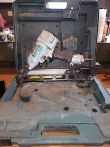 lot 1209 image: Hitachi 2.5 Inch Finish Nailer in Case 1