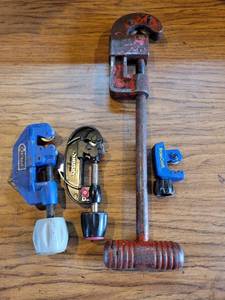 lot 1228 image: Lot of 4 Handheld Pipe Cutters