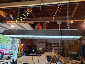 lot 1231 image: 4ft Hanging Shop Light