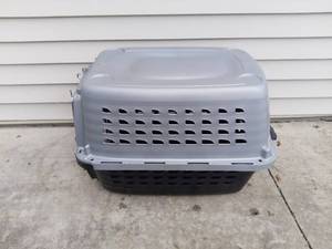 lot 1525 image: Medium Size Petmate Dog Kennel