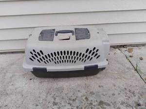 lot 1526 image: Small Petmate Dog Kennel