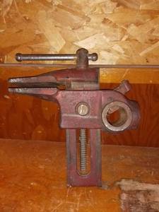 lot 1528 image: Metal Shop Vise