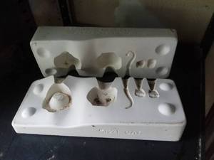 lot 1531 image: Ceramic Emporium Cat Mold