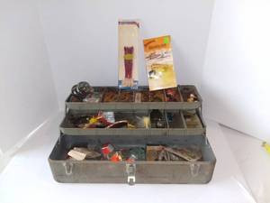 lot 1548 image: Vintage Metal Tackle Box With Pflueger 1893 Reel